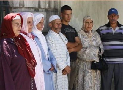 Familiares de los fallecidos en el naufragio de Barbate guardan cola en el consulado de España en Tánger para someterse a la prueba de ADN