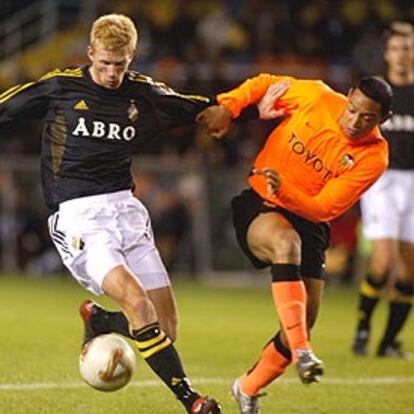 Fredrik Bjoerck, a la izquierda, del AIK Solna lucha por el balón con Ricardo de Oliviera, del Valencia.