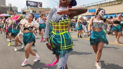 La gente participa en el desfile en Coney Island, el 22 de junio de 2024.