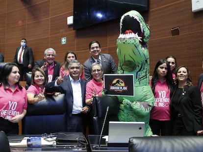 La senadora Xóchitl Gálvez disfrazada de dinosaurio durante la sesión del Senado del pasado 14 de diciembre.