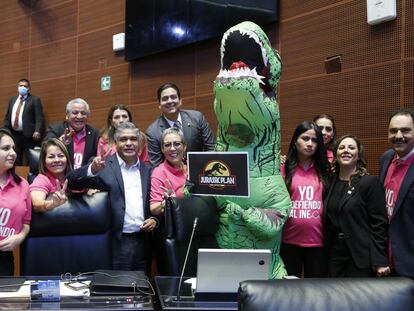 La senadora Xóchitl Gálvez disfrazada de dinosaurio durante la sesión del Senado del pasado 14 de diciembre.