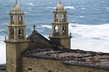 Cubierta destruida por el fuego en el santuario de Muxía.