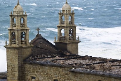 Cubierta destruida por el fuego en el santuario de Mux&iacute;a.