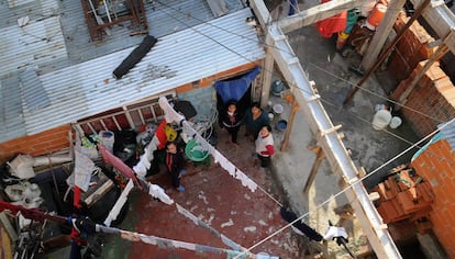 Três moradores de vila Fraga, favela próxima ao cemitério La Chacarita, em Buenos Aires.