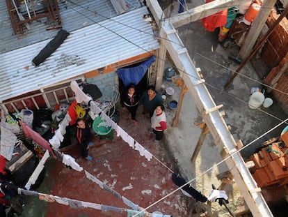 Três moradores de vila Fraga, favela próxima ao cemitério La Chacarita, em Buenos Aires.