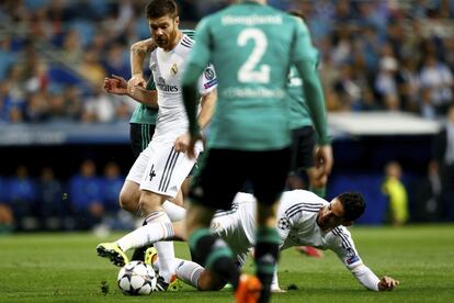 Xabi Alonso e Isco pelean por el balón