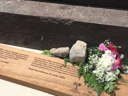 Inscripción en el monumento a la memoria de los primeros migrantes fallecidos en las costas canarias, en la playa de La Señora, en Fuerteventura.