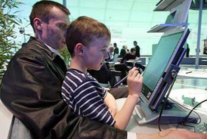 Padre e hijo prueban un TabletPc en el Cebit 2004.