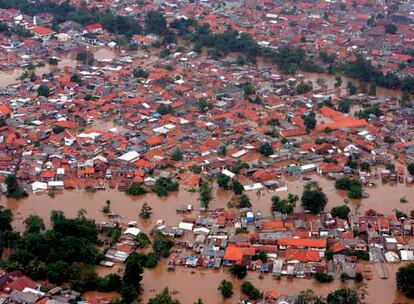 Muchas zonas de Yakarta han quedado sumergidas debido a las intensas lluvias.