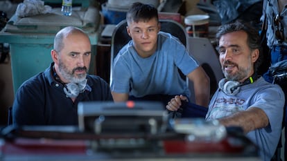 Jorge Sánchez-Cabezudo, Roberto Gutiérrez y Alberto Sánchez-Cabezudo, en un momento del rodaje de la serie.