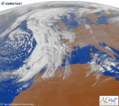 La imagen de satélite, tomada a las nueve de la mañana, destaca el frente que avanza desde el oeste.