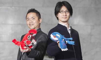 Junichi Masuda y Shigeru Ohmori posan con dos 'pokémon'.