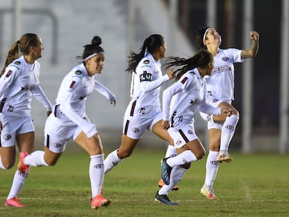 Las jugadoras de Ferroviaria celebran la victoria en semifinales de la Copa Libertadores sobre Universidad de Chile en el estadio Nuevo Francisco Urbano.