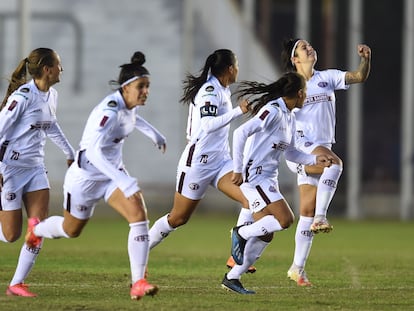 Jogadoras da Ferroviária comemoram a vitória na semifinal da Copa Libertadores contra a Universidad de Chile, no estádio Nuevo Francisco Urbano, na Argentina.