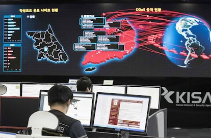 Trabajadores de la Agencia de Seguridad e Internet de Corea del Sur analizan el alcance del ciberataque de WannaCry, el lunes.