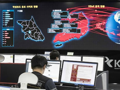 Funcionários da Agência de Segurança e Internet da Coreia do Sul analisam o alcance do ciberataque do WannaCry, na segunda-feira