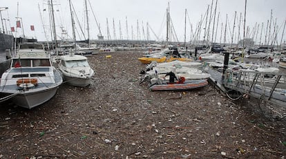 El Gobierno portugués ha anunciado el envío de ayuda urgente a la isla y España y la UE han mostrado su solidaridad y apoyo para socorrer a los afectados por el temporal. En la imagen, el puerto de Funchal afectado por la lluvias torrenciales