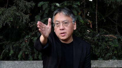 Ishiguro habla a los medios en la puerta de su casa tras recibir el Nobel.