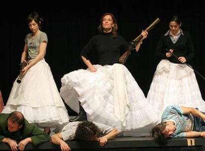 Ivana Heredia, Susana Hernández y Carmen Gutiérrez (de izquierda a derecha), en un ensayo de <i>Sainetes.</i>