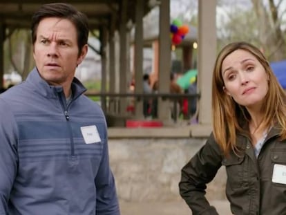 Mark Wahlberg y Rose Byrne, en 'Familia al instante'.