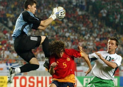 Iker Casillas ataja el balón ante Puyol y el delantero Connolly en el España-Irlanda correspondiente al Mundial de Corea y Japón en 2002.