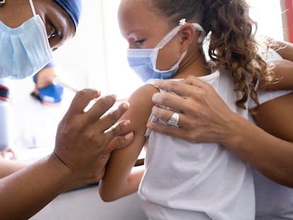 Karla Flores, de siete años, recibe una vacuna durante una campaña masiva en la comunidad de San Vicente, en Miranda, Venezuela, en septiembre de 2021.
