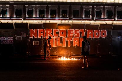 Manifestantes frente a Palacio Nacional, este martes.