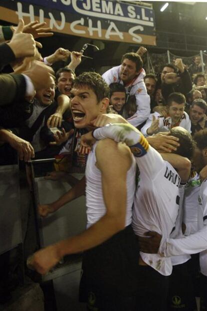 Zigic es felicitado por sus compañeros y por los aficionados tras su gol.