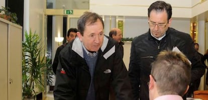 Los alcaldes de Treviño y Lapuebla de Arganzón, Ignacio Portilla (izquierda) y Roberto Ortiz de Urbina, respectivamente, este martes en el Parlamento vasco.