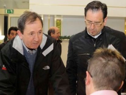 Los alcaldes de Treviño y Lapuebla de Arganzón, Ignacio Portilla (izquierda) y Roberto Ortiz de Urbina, respectivamente, este martes en el Parlamento vasco.