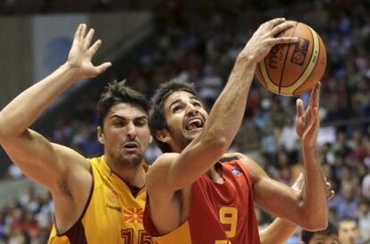 Ricky Rubio entra a canasta ante Pedrag Samardziski.