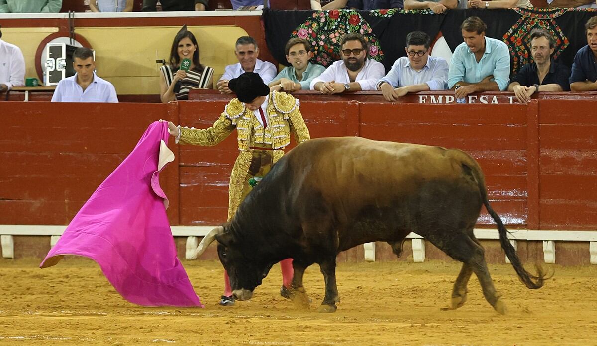 Juan Ortega dibuja una larga con la que abrochó un quite a la verónica.