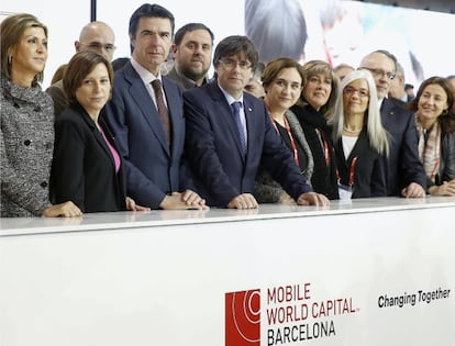 El presidente de la Generalitat, Carles Puigdemont; el ministro de Industria, José Manuel Soria, y la alcaldesa de Barcelona, Ada Colau, entre otras personalidades, posan durante la inauguración oficial del Congreso Mundial de Móviles (MWC).