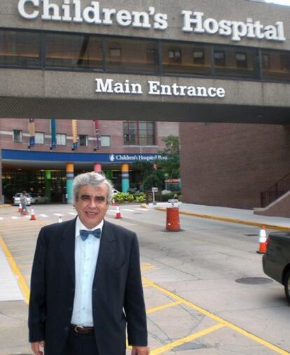 José León-Carrión, profesor de Psicología Básica de la Universidad de Sevilla, ante el Children's Hospital de Boston (EE UU).