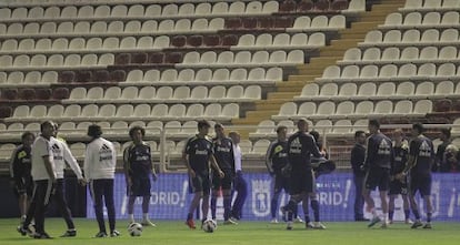 Real Madrid players warming up in the semi-darkness of Ray Vallecano's stadium on Sunday night.