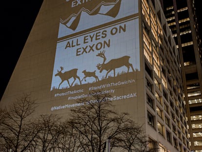 Activistas de Rainforest Action Network y The Illuminator hacen una campaña contra Exxon.