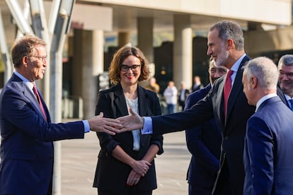 El rey Felipe VI (a la derecha) saluda al presidente del PP, Alberto Núñez Feijóo (izquierda), en presencia del lehendakari, Íñigo Urkullu, a su llegada para presidir la ceremonia de inauguración del XXVI Congreso Nacional de la Empresa Familiar, este lunes en Bilbao. 