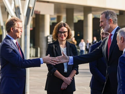 El rey Felipe VI saluda al presidente del PP, Alberto Núñez Feijóo (i), en presencia del lehendakari, Íñigo Urkullu (d), a su llegada para presidir la ceremonia de inauguración del XXVI Congreso Nacional de la Empresa Familiar, este lunes en Bilbao. EFE/ Luis Tejido