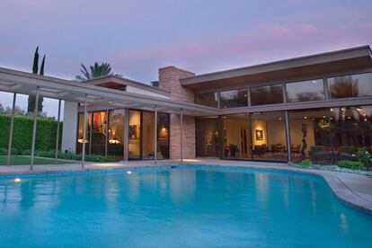 Twin Palms es el nombre de la mansión que Frank Sinatra tenía en California. Se ha puesto a la venta por 9,3 millones de euros y en su piscina se ha bañado nada menos que Marilyn Monroe.