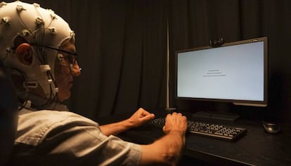 Un paciente, durante una prueba de estimulación cerebral en el Migraine Adaptative Brain Center de Barcelona.