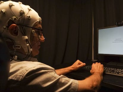 Un paciente, durante una prueba de estimulación cerebral en el Migraine Adaptative Brain Center de Barcelona.