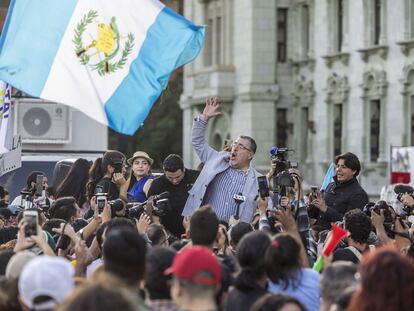 El candidato a la presidencia de Guatemala por el partido Movimiento Semilla Bernardo Arévalo celebra el lunes con sus seguidores el paso a la segunda vuelta de las elecciones.