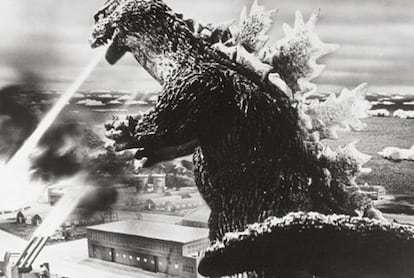 Fotograma de 'King Kong contra Godzilla' (1962), dirigida por Ishiro Honda, quien realizó la primera película protagonizada por el monstruo en 1954.