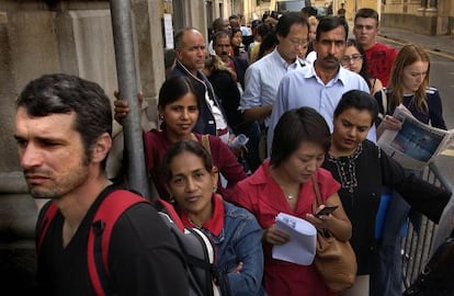 Immigrants fent cua en una Oficina d'Estrangeria de Barcelona, en una fotografia d'arxiu.