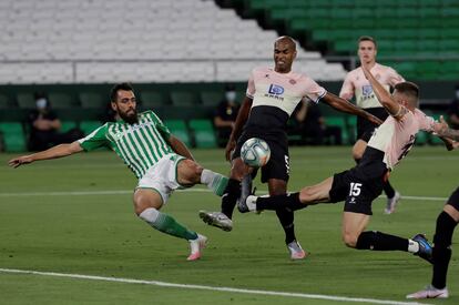 Naldo y David López intentan evitar el remate de Borja Iglesias.