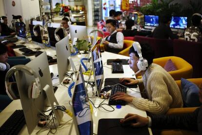 Un joven utiliza un ordenador en un cibercafé en Pekín, en China.