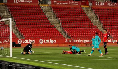 Arturo Vidal anota el primer gol del partido entre el Mallorca y el Barcelona.