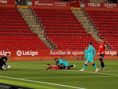 Arturo Vidal anota el primer gol del partido entre el Mallorca y el Barcelona.