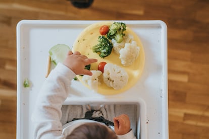 Es importante que los padres recuerden que los bebés tienen una capacidad innata para autorregularse la comida si se les da la oportunidad. 