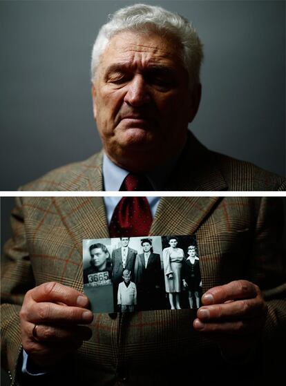 Jacek Nadolny, de 77 años, fue registrado con el número 192685, tenía 7 años cuando fue enviado con su familia a Auschwitz-Birkenau en tren. En enero de 1945 la familia se trasladó a un campo de trabajo en Berlín. En la imagen, Nadolny sostiene una foto de su familia. Varsovia, 7 de enero de 2015.